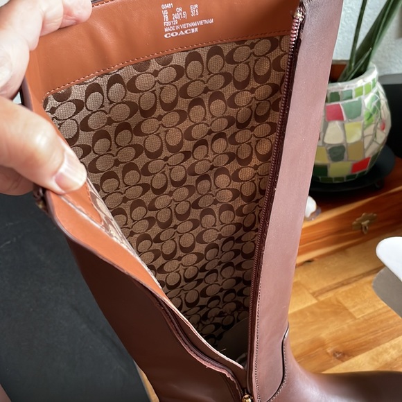 New Coach boots Fynn Boot
Embossed with our iconic - Picture 12 of 17